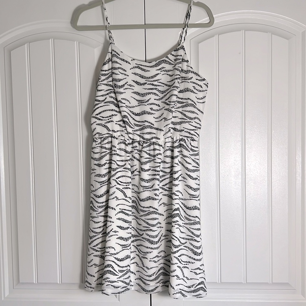 Kensie White Adjustable Spaghetti Strap Dress with Black pattern. Size Medium
